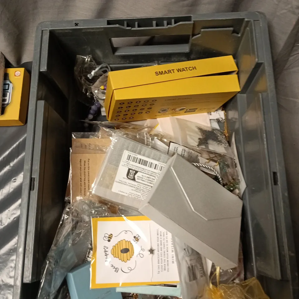 BOX OF APPROXIMATELY 25 ASSORTED JEWELRY TO INCLUDE: SMARTWATCH AND GEM BRACELET
