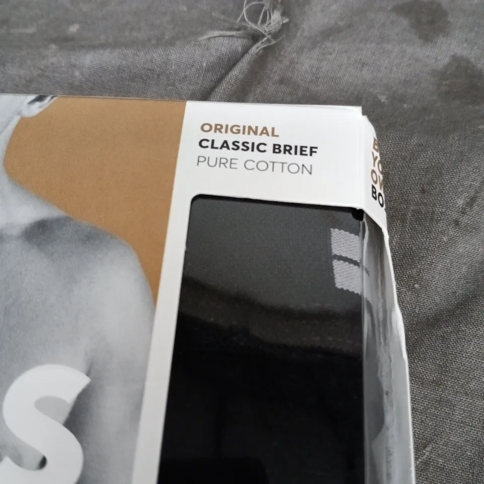 HUGO BOSS ORIGINAL CLASSIC BRIEF IN BLACK – SIZE M, 1 PAIR
