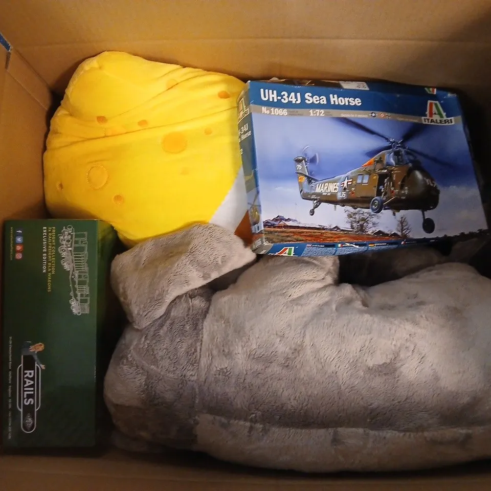 APPROXIMATELY 12 ASSORTED TOYS, GAMES, GIFTS AND NOVELTIES TO INCLUDE SPONGEBOB PLUSH, FOOTBALL BALLOON MOSAIC FRAME, FOOTBALL, ETC - COLLECTION ONLY