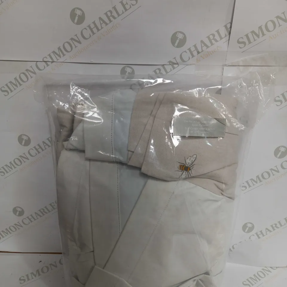 BEE BLACKOUT EYELET CURTAINS 66CM X 90CM