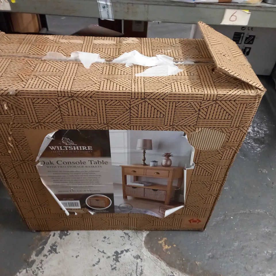 BOXED WILTSHIRE OAK CONSOLE TABLE WITH 2 STORAGE BASKETS