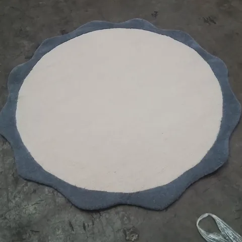 QUALITY DESIGNER AREA RUG - APPROXIMATELY 130X130CM