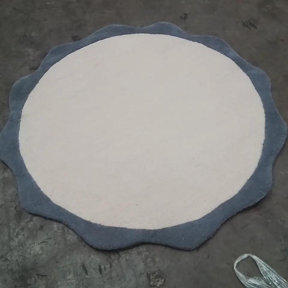 QUALITY DESIGNER AREA RUG - APPROXIMATELY 130X130CM