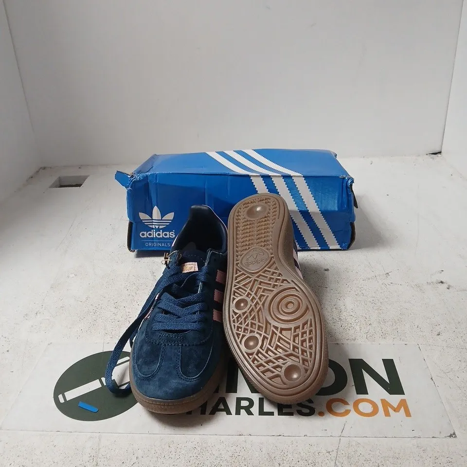 ADIDAS HANDBALL SPEZIAL SNEAKERS – BLUE/PINK, UK 6.5 (US 7) – BOXED