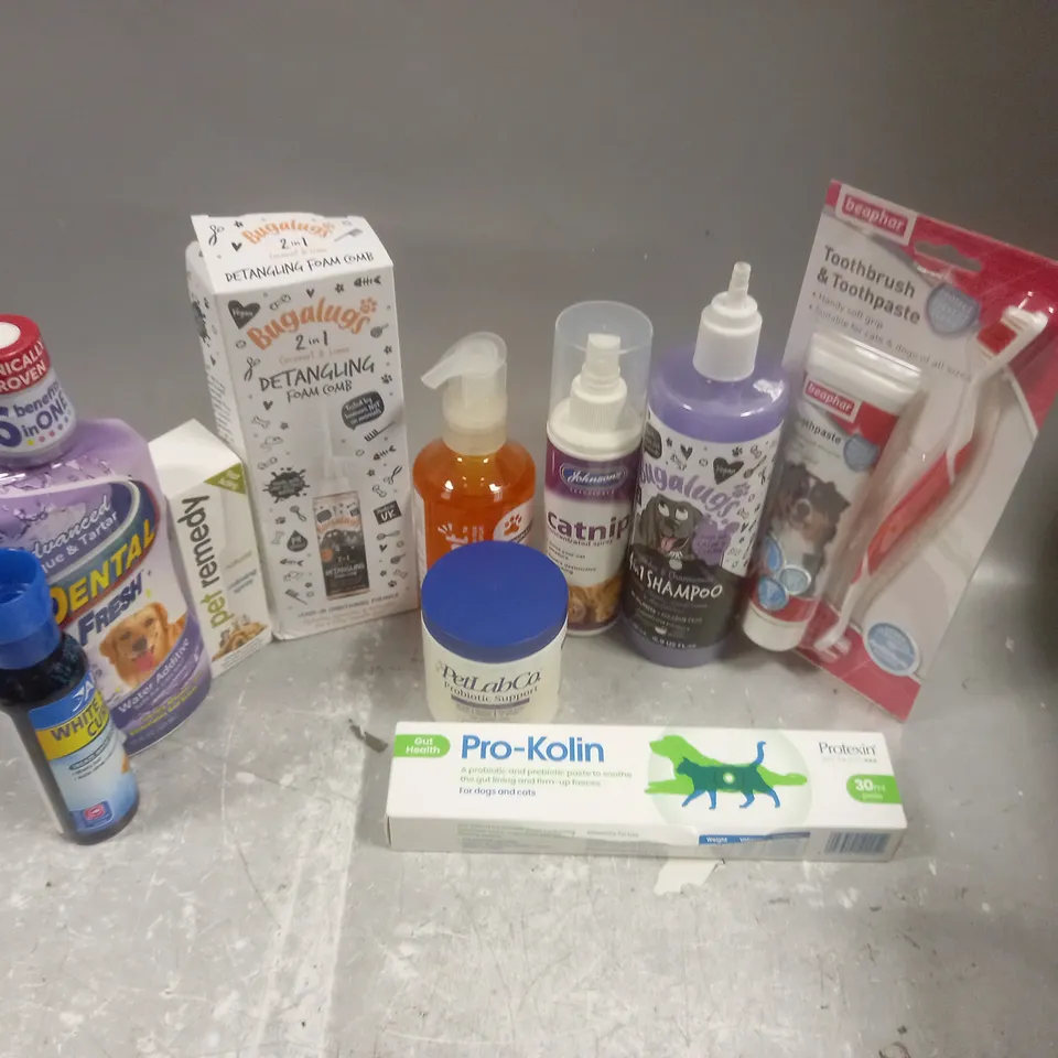 APPROXIMATELY 20 ASSORTED PET SUPPLIES TO INCLUDE; BUGALUGS, DENTAL FRESH AND BEAPHOR