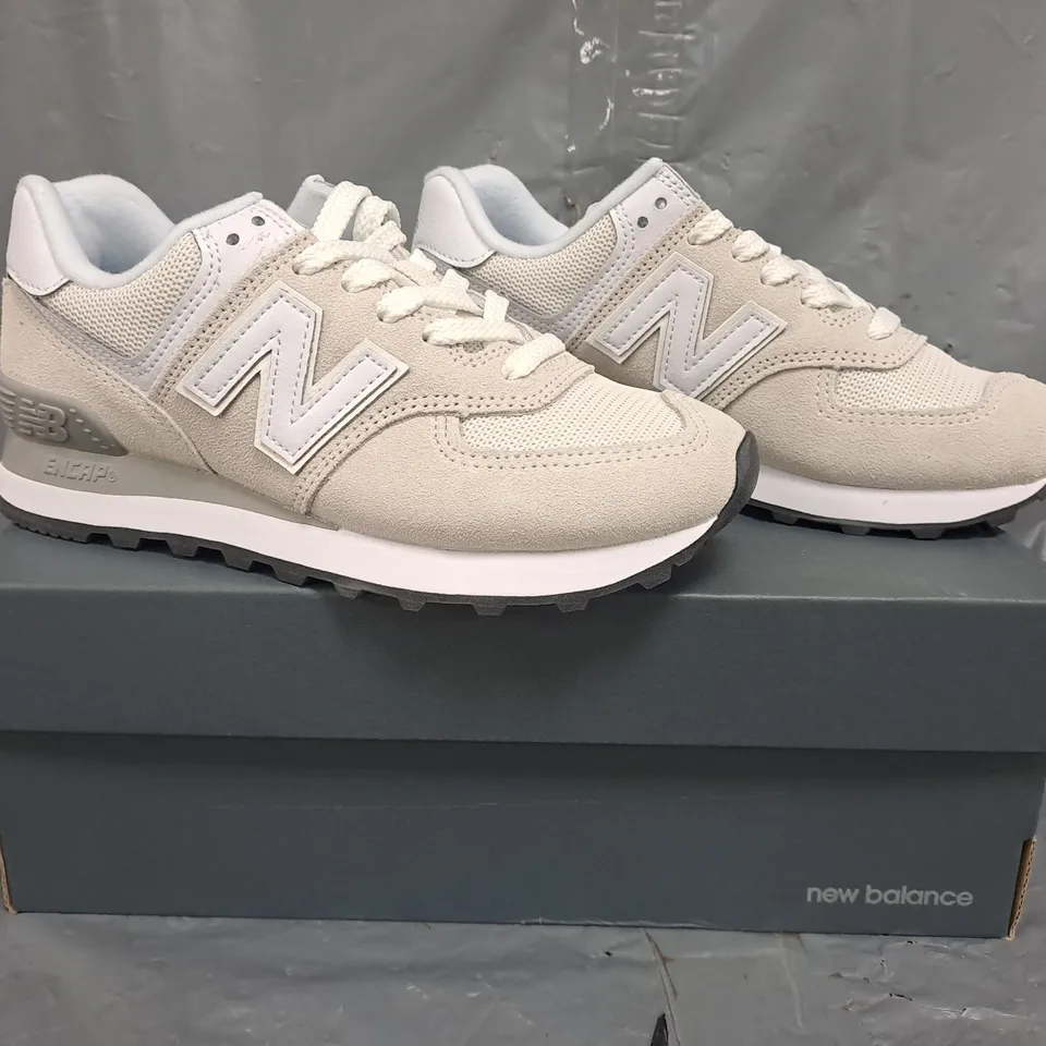 BOXED PAIR OF NEW BALANCE TRAINERS IN CREAM/WHITE SIZE UK 4