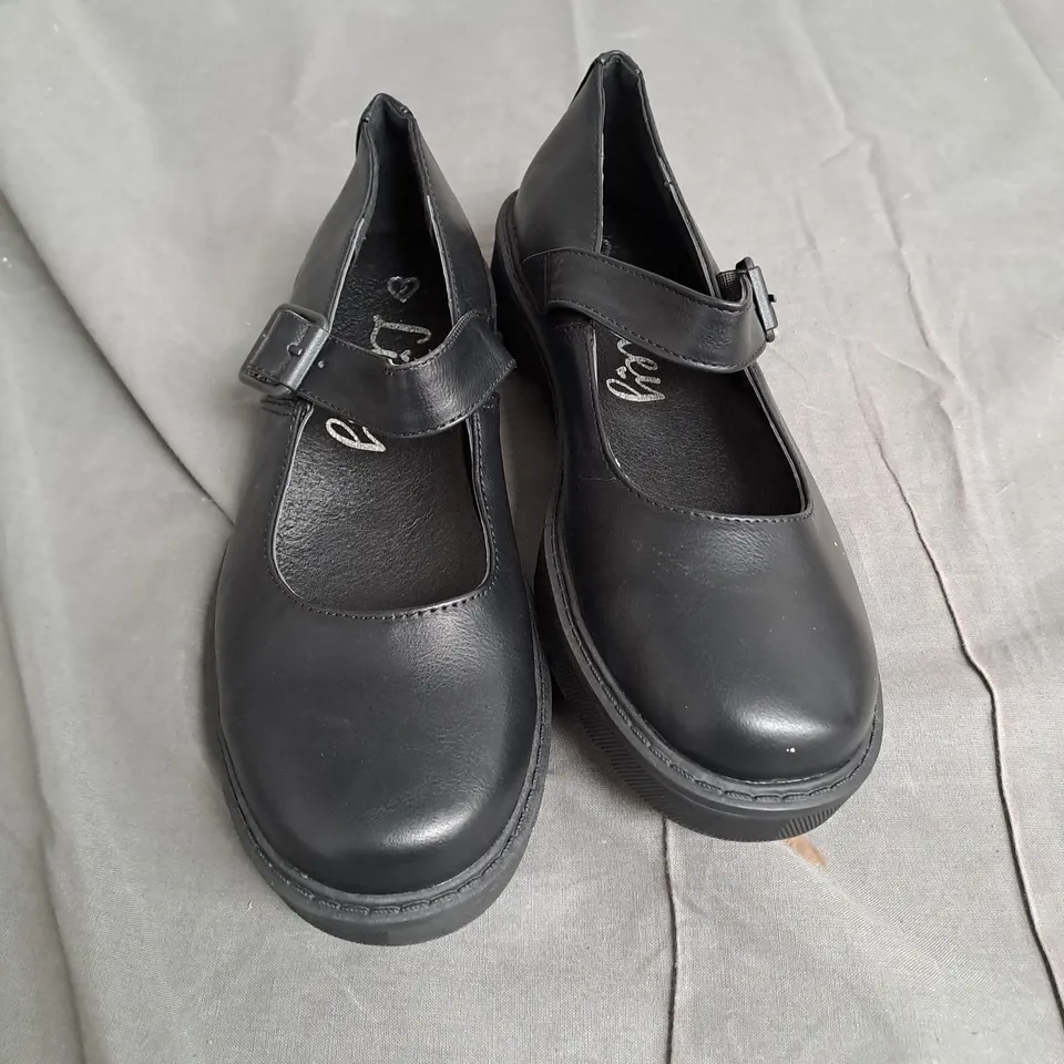 BOX OF APPROXIMATELY 10 BLACK LILLEY SHOES IN VARIOUS SIZES 