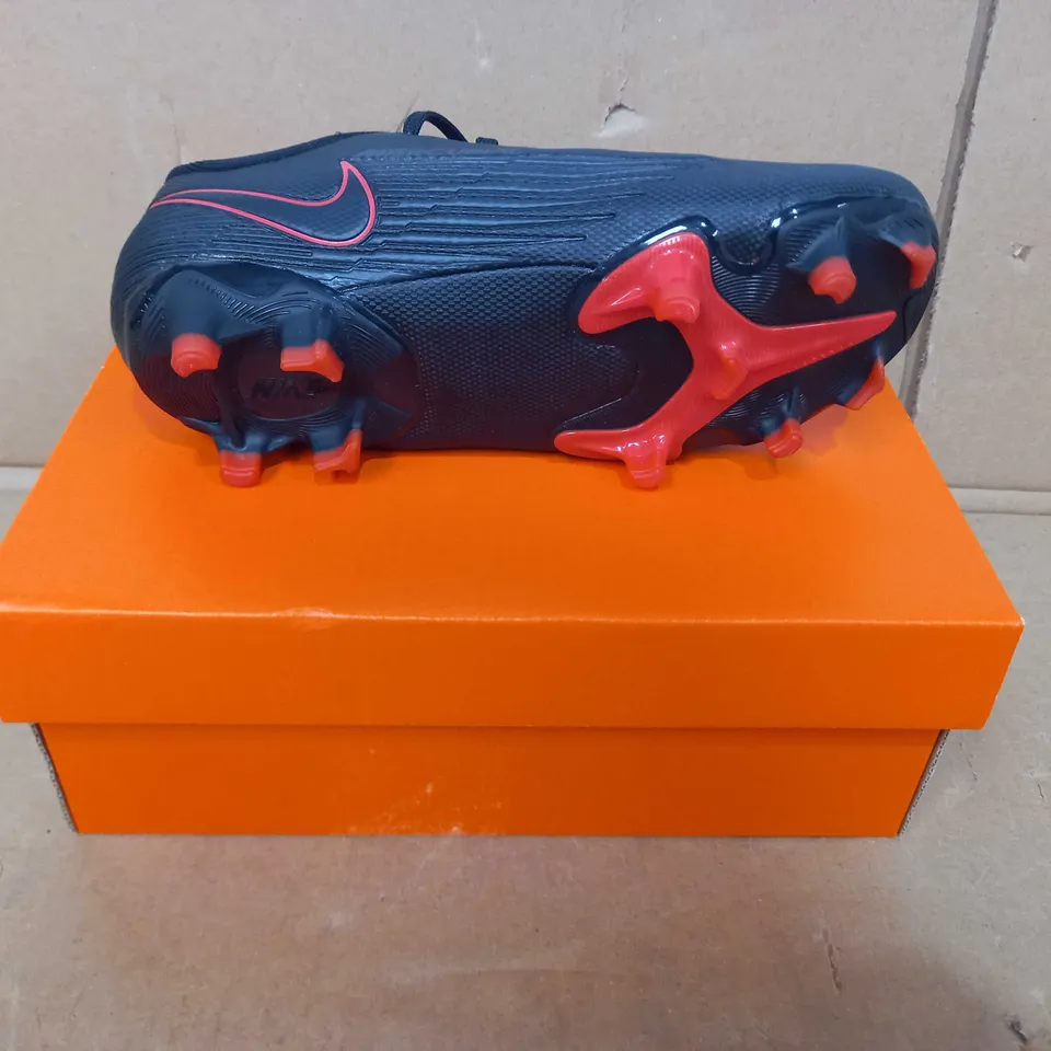 BOXED PAIR OF DESIGNER FOOTBALL SHOES IN THE STYLE OF NIKE IN BLACK/RED UK SIZE 12