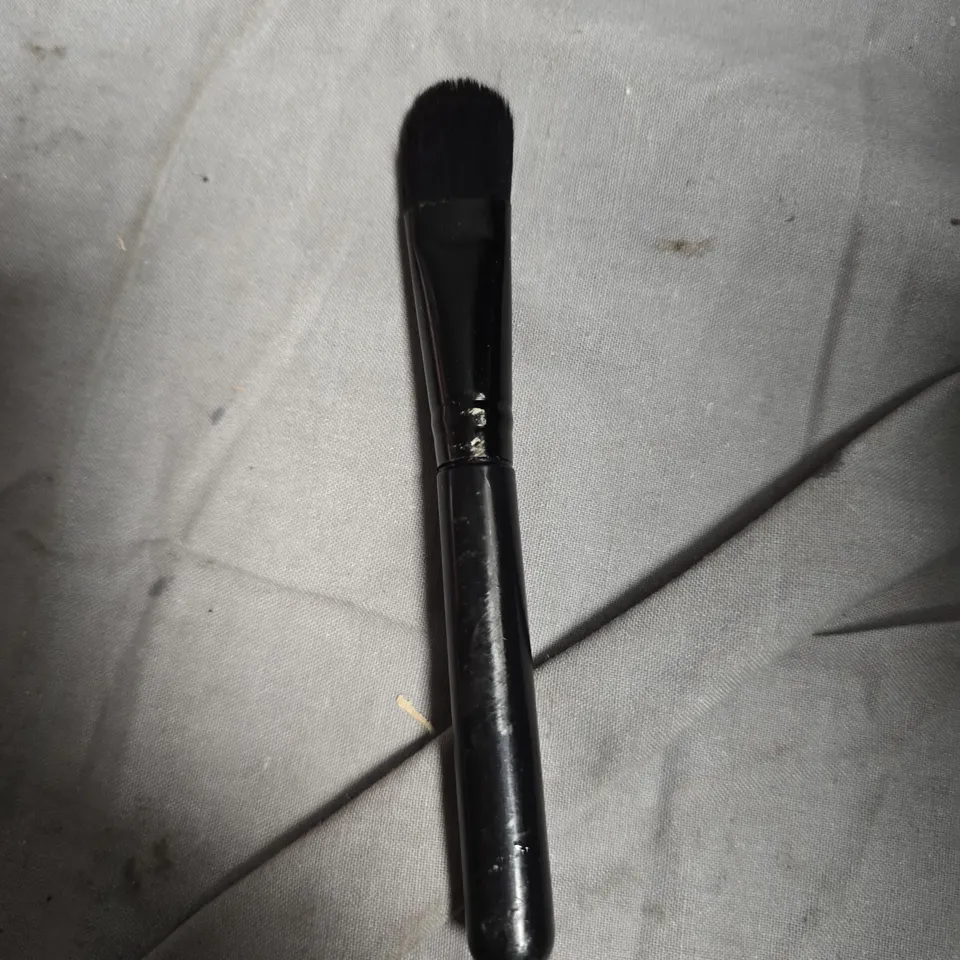 APPROXIMATELY 20 ASSORTED HEALTH AND BEAUTY PRODUCTS INCLUDING SOAP & GLORY BODY WASH , BRONZING DROPS AND MAKE UP BRUSH 