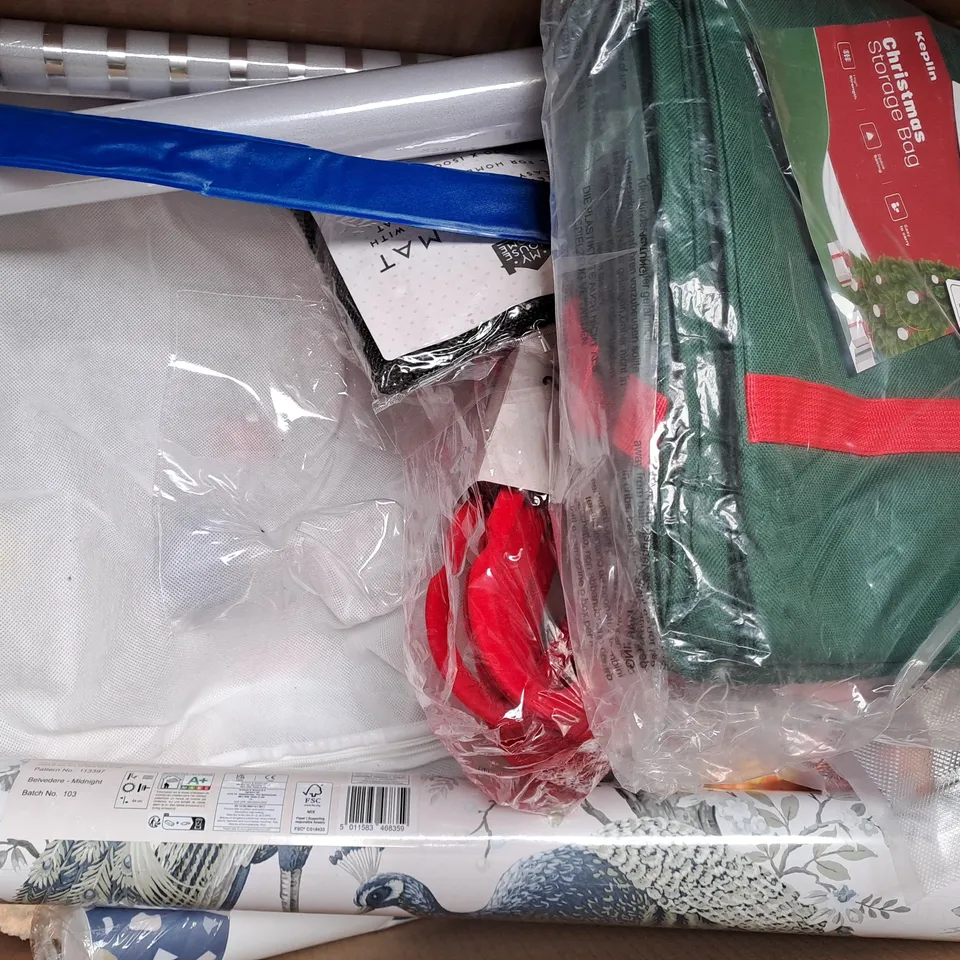 BOX OF APPROXIMATELY 20 ASSORTED HOUSEHOLD ITEMS TO INCLUDE KG PHYSIO 5KG BLUE RUBBER DUMBBELL, 24 PIECE VELVET HANGERS IN RED, ETC