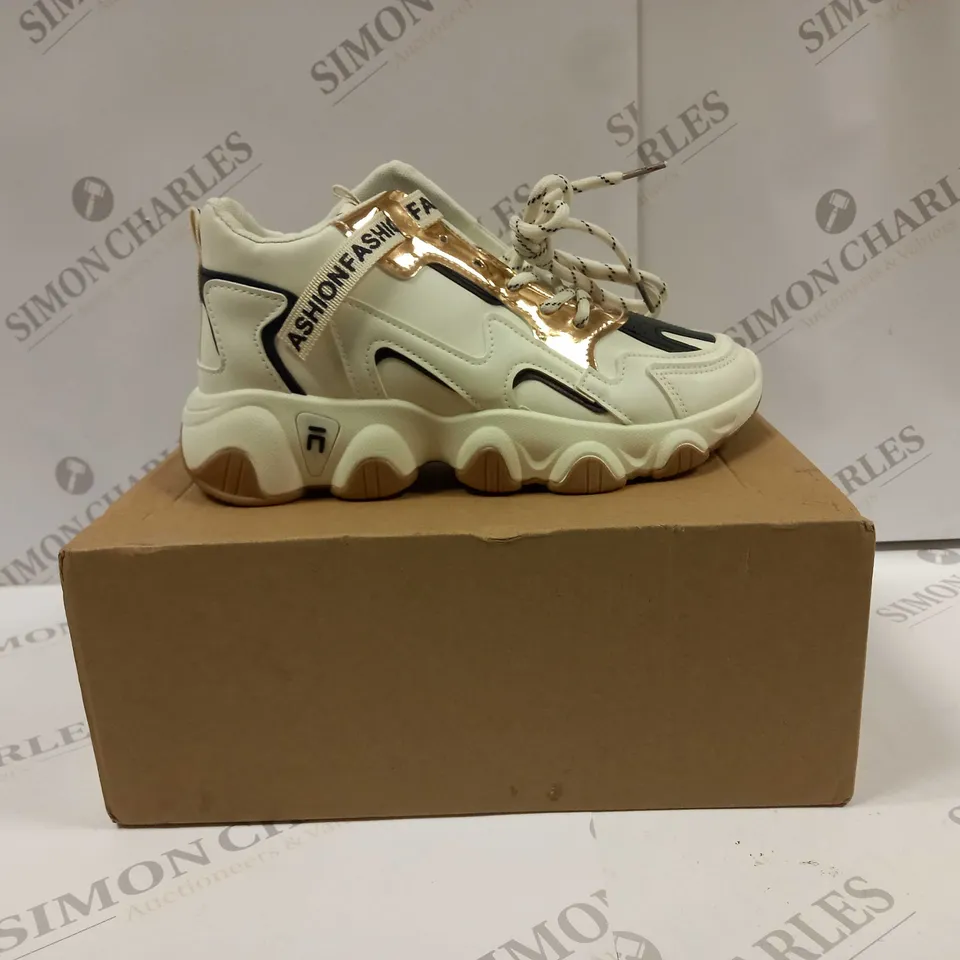 BOXED PAIR OF TRAINERS UK SIZE 7