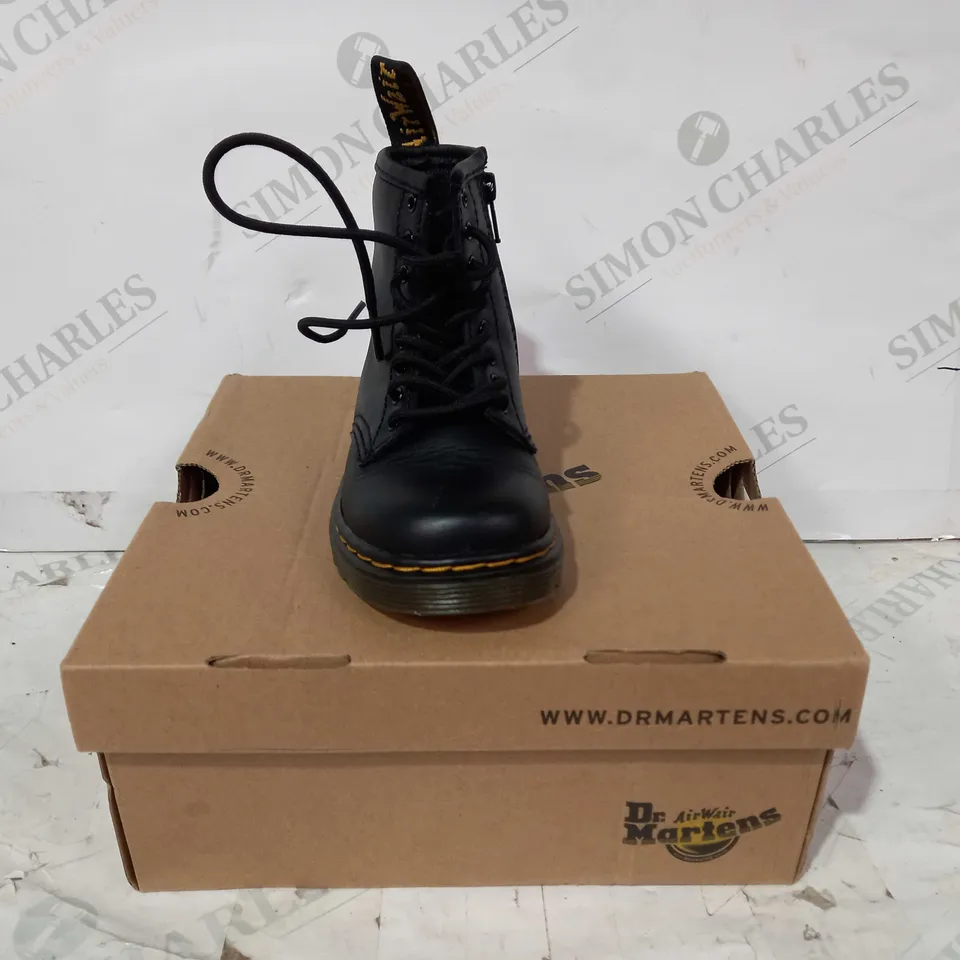 BOXED PAIR OF DR MARTENS CHILDREN'S BOOTS IN BLACK UK SIZE 6