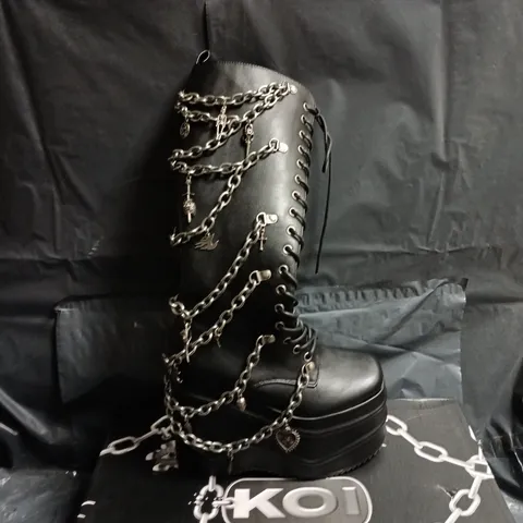 KOI BLACK LEATHER CHAIN-DETAIL PLATFORM BOOTS – WOMEN'S SIZE 3