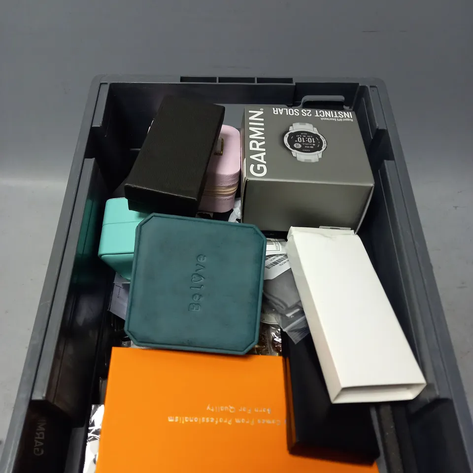APPROXIMATELY 30 ASSORTED JEWELLERY PRODUCTS TO INCLUDE RINGS , WATCHES , NECKLACES , ETC  
