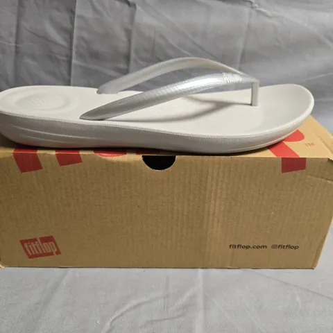 BOXED PAIR OF FITFLOP IQUSHION ERGONOMIC FLIP-FLOPS IN SILVER SIZE UK 6