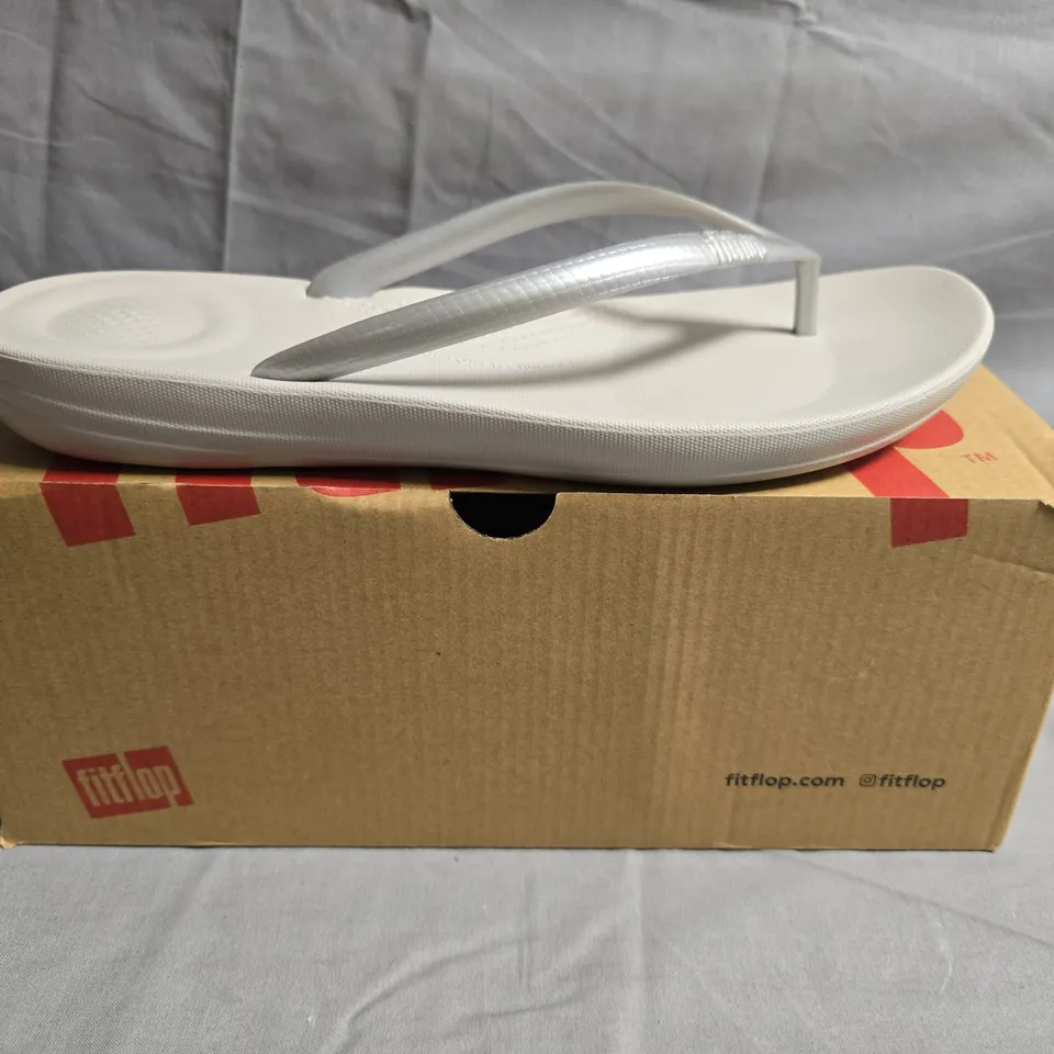 BOXED PAIR OF FITFLOP IQUSHION ERGONOMIC FLIP-FLOPS IN SILVER SIZE UK 6