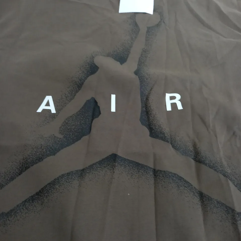 NIKE AIR JORDAN PRINTED LOGO T-SHIRT IN BROWN - MEDIUM