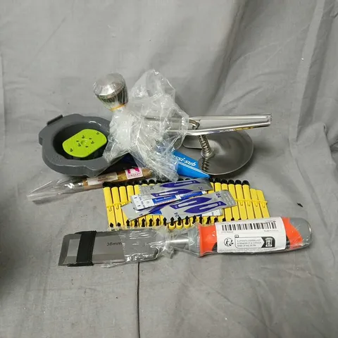 APPROXIMATELY 12 ASSORTED HOUSEHOLD ITEMS TO INCLUDE CHISEL, BLADES, VEGETABLE CHOPPER, ETC - COLLECTION ONLY