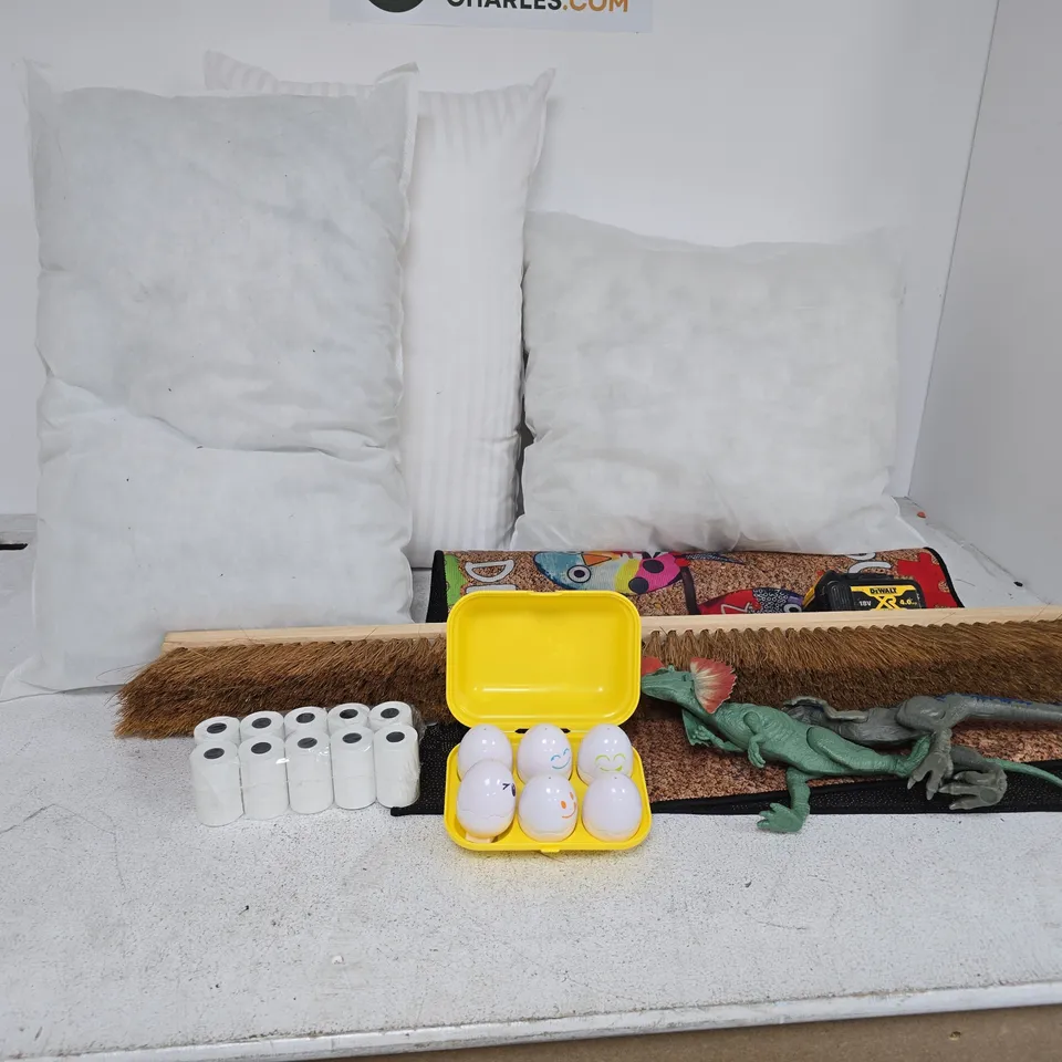 LOT OF APPROXIMATELY 30 ASSORTED HOUSEHOLD ITEMS TO INCLUDE, RUGS, XL BRUSH HEAD, PILLOWS AND DEWALT BATERY