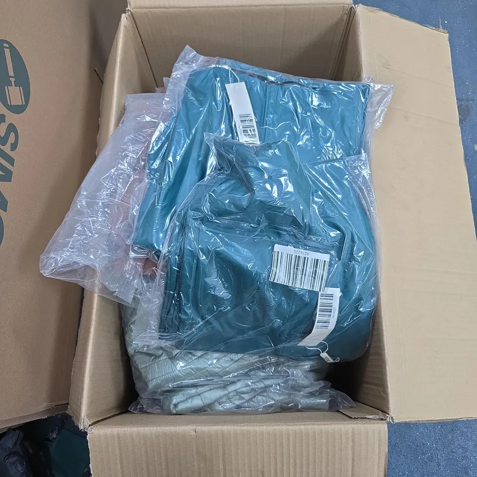 BOX OF APPROXIMATELY 10 ASSORTED CLOTHING ITEMS IN VARIOUS COLOURS, SIZES AND STYLES