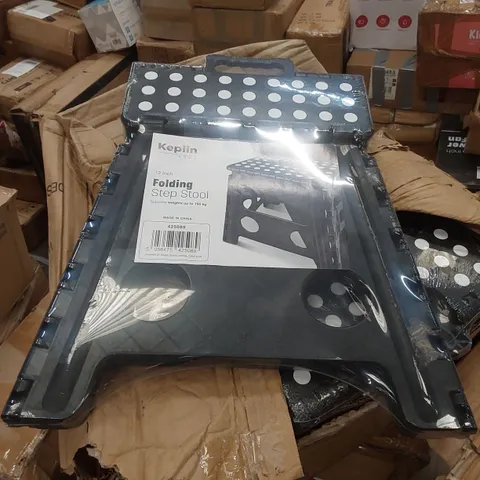 BOX CONTAINING 7x KEPLIN FOLDING STEP STOOLS