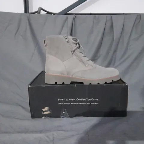 BOXED PAIR OF VIONIC LARSON LACE UP BOOTS SIZE 6.5 