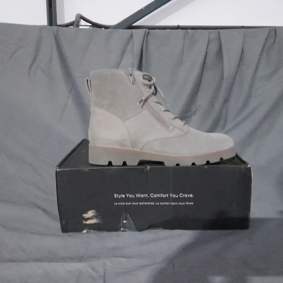 BOXED PAIR OF VIONIC LARSON LACE UP BOOTS SIZE 6.5 