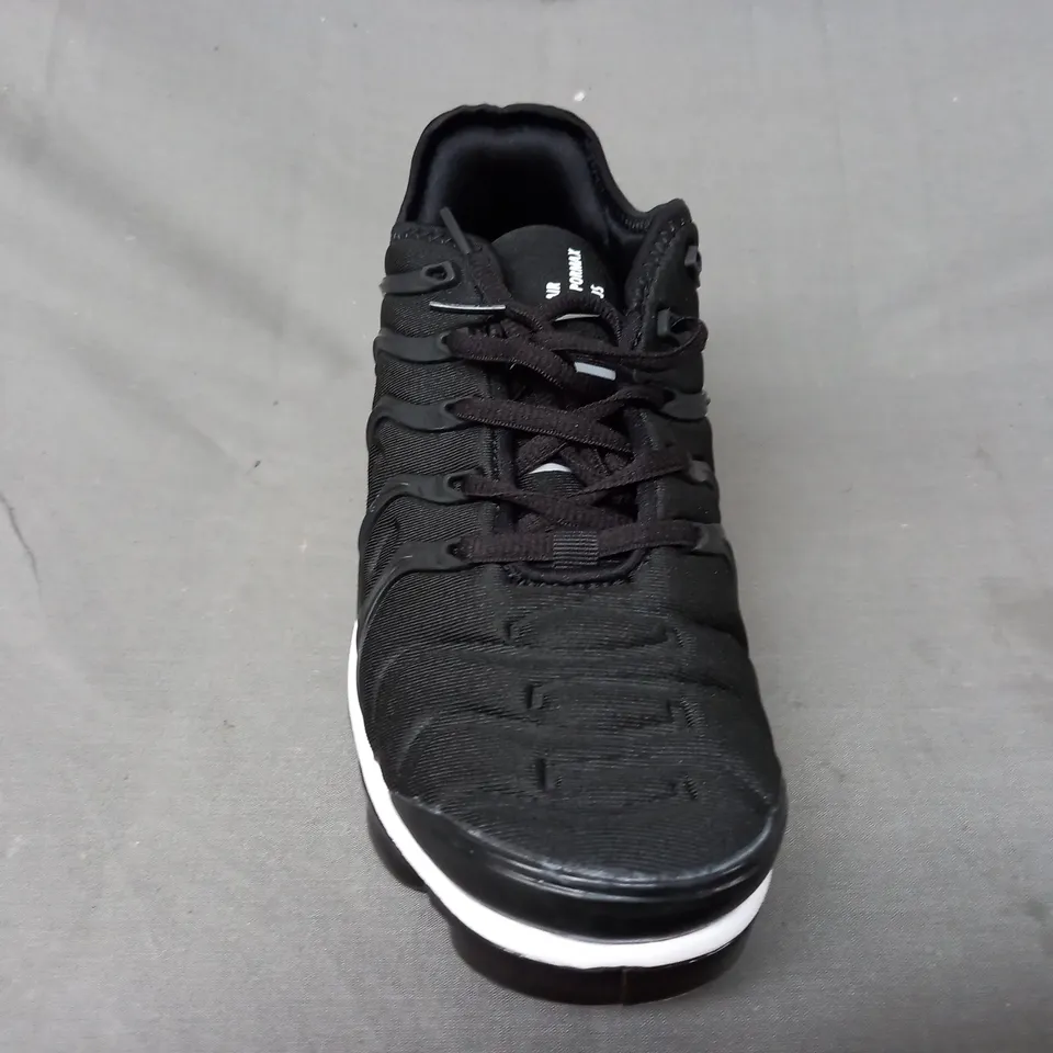 BOXED PAIR OF NIKE SHOES IN BLACK/WHITE UK SIZE 7