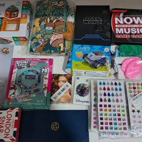 LARGE QUANTITY OF ASSORTED TOYS AND ACTIVITY ITEMS TO INCLUDE UNO CARDS, MAGNETIC TILES, LONDON SNAP GAME AND GEM STICKERS