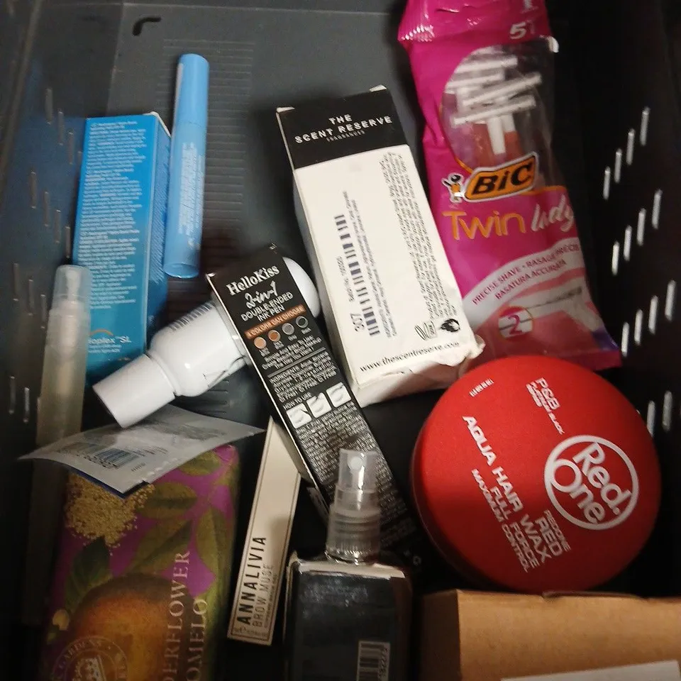 APPROXIMATEY 20 ASSORTED HEALTH AND BEAUTY PRODUCTS TO INCLUDE - ELF CAMO CONCEALER IN MEDIUM PEACH - NIVEA SUNCREAM - IMPERIAL LEATHER FOAM BODY WASH - ETC