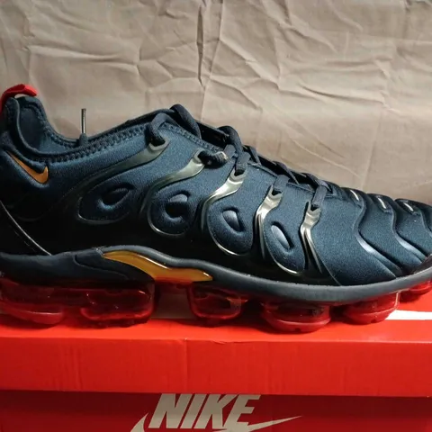 BOXED PAIR OF NIKE AIR VAPORMAX PLUS SNEAKERS – UK SIZE 11.5