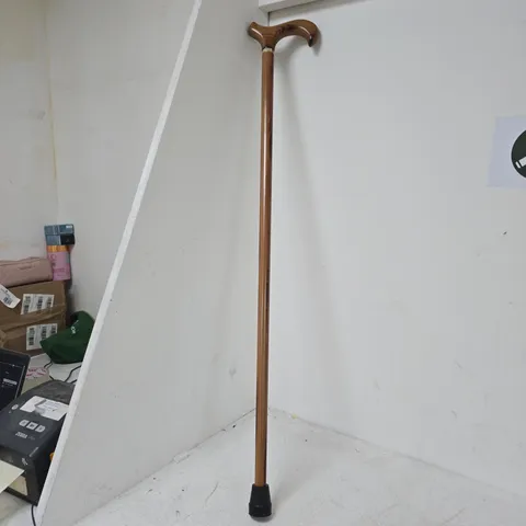 CLASSIC WOODEN WALKING STICK FEATURING A DERBY HANDLE