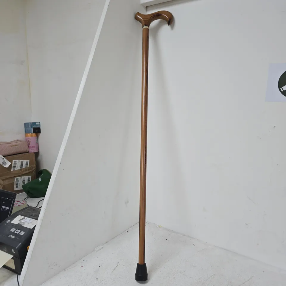 CLASSIC WOODEN WALKING STICK FEATURING A DERBY HANDLE