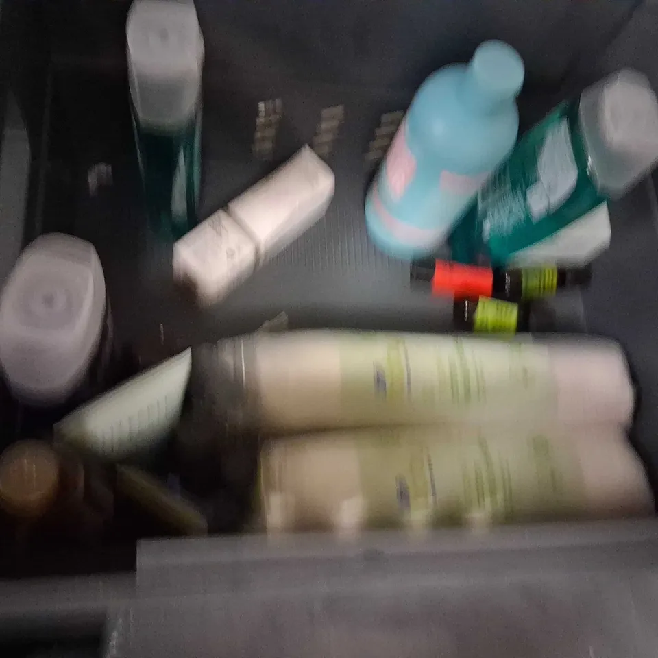 APPROXIMATELY 20 ASSORTED HEALTH AND BEAUTY PRODUCTS TO INCLUDE; NIVEA, RADOX, INIS AND LIZ EARLE