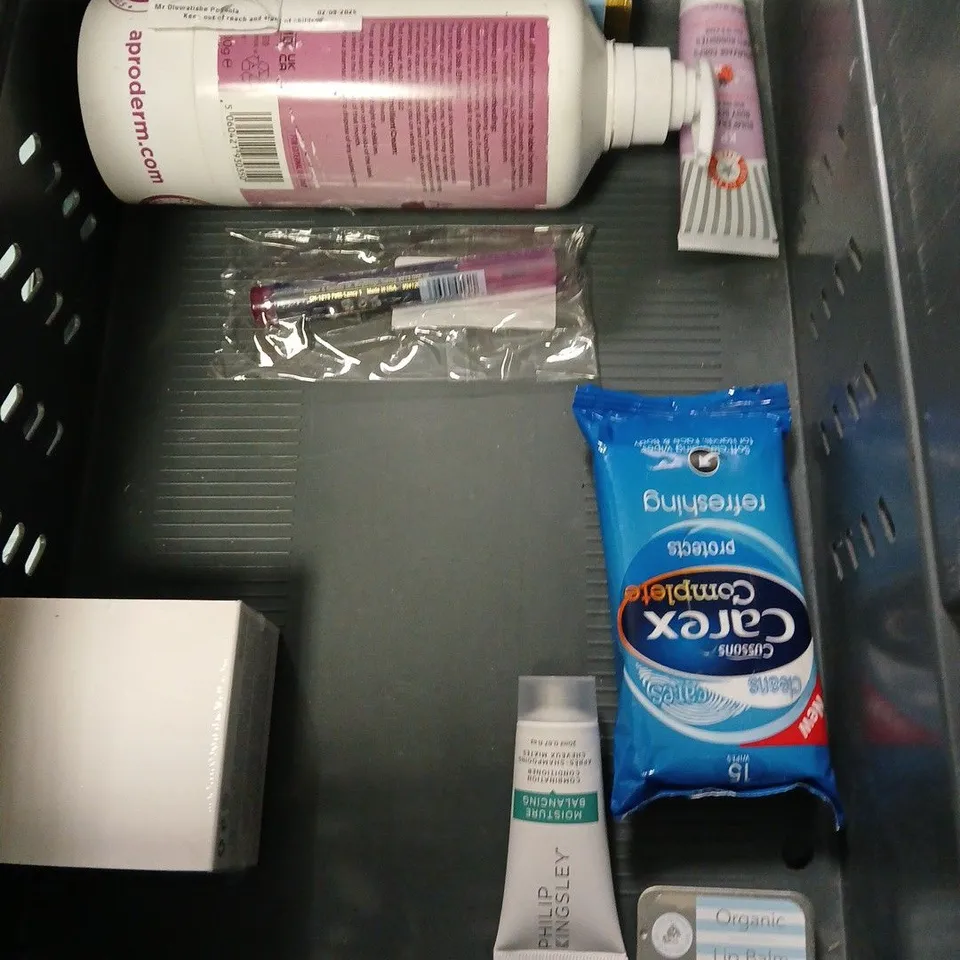 APPROXIMATELY 20 ASSORTED HEALTH & BEAUTY PRODUCTS TO INCLUDE UMBERTO GIANNINI ROSEMARY HAIR OIL, THE BEAUTY CROP 3IN1 CLEANSING BALM, LEE STAFFORD ICE WHITE SHAMPOO, ETC