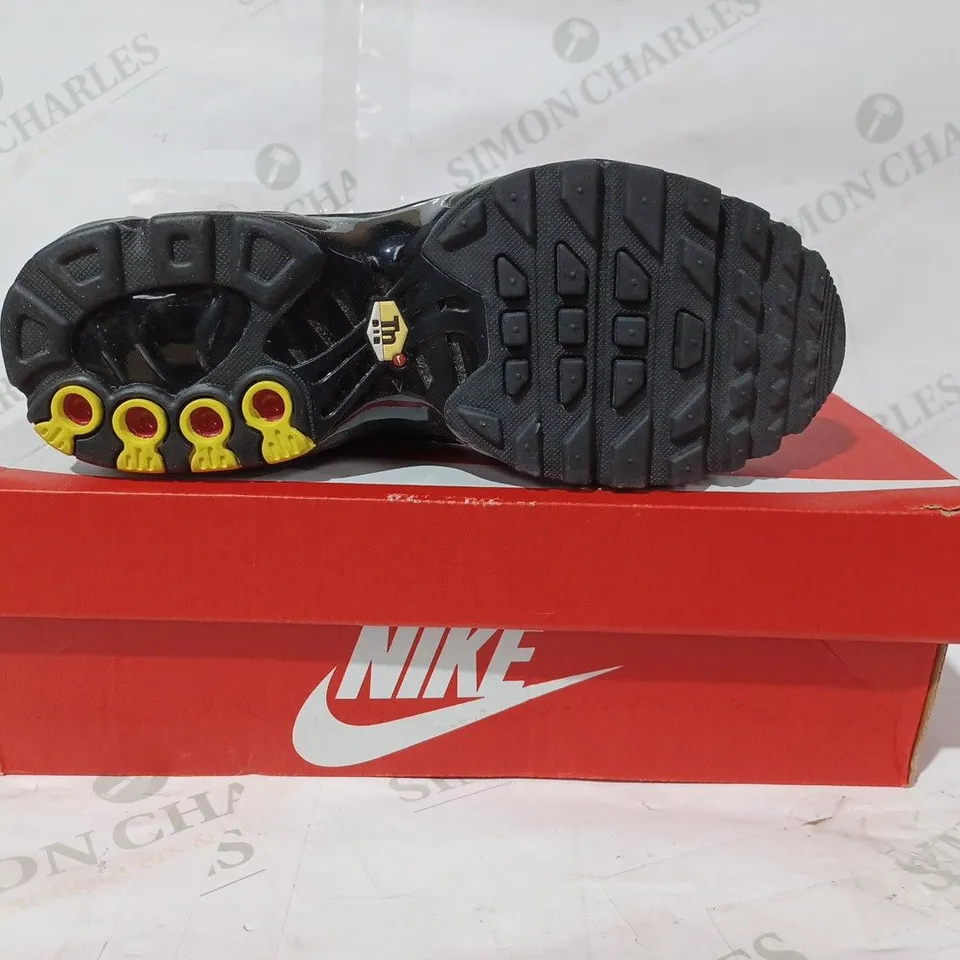 BOXED PAIR OF NIKE AIR MAX PLUS SHOES IN BLACK UK SIZE 5.5