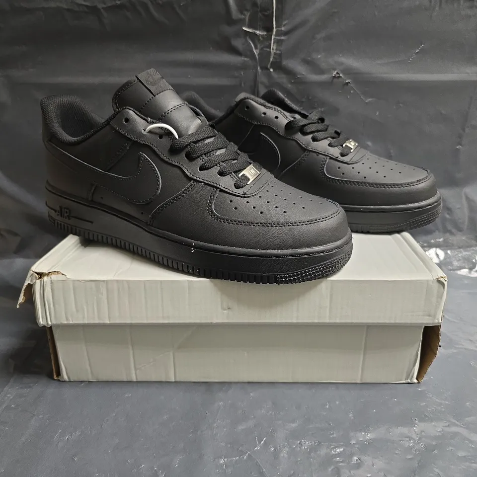 BOXED PAIR OF NIKE AIR FORCE 1 '07 SHOES IN BLACK SIZE UK 8.5