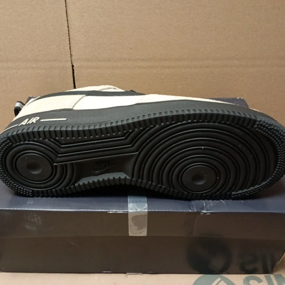 BOXED PAIR OF NIKE AIR FORCE 1 '07 LV8 TRAINERS IN KHAKI/BLACK - UK 8