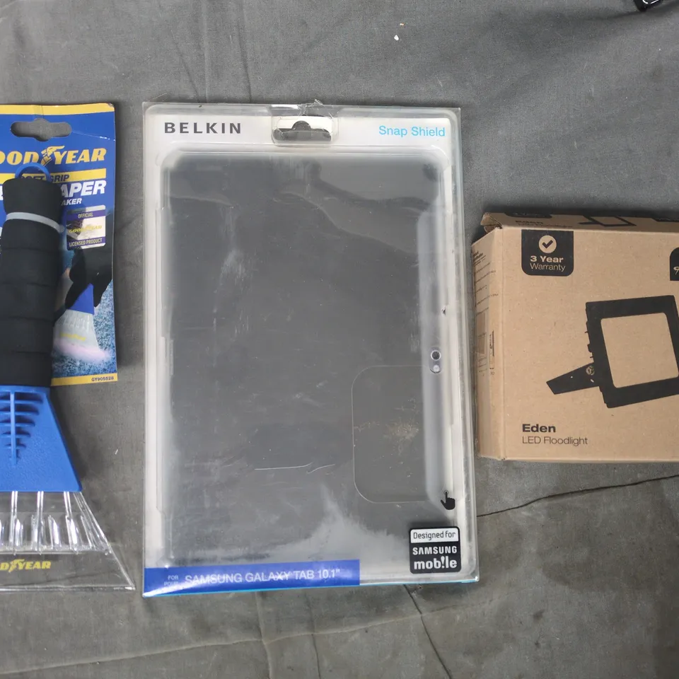APPROXIMATELY 10 ASSORTED HOUSEHOLD ITEMS TO INCLUDE LED FLOODLIGHT, ICE SCRAPER, ETC