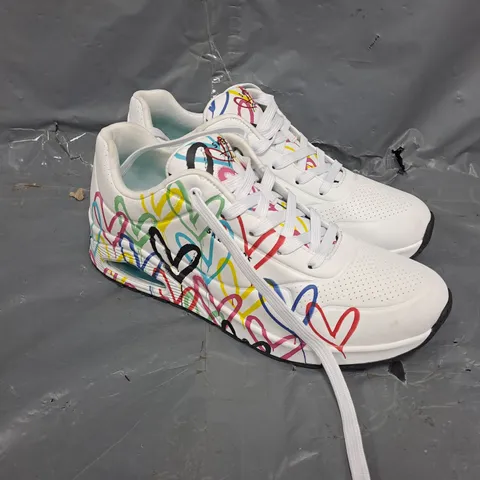 BOXED PAIR OF SKECHERS UNO TRAINERS IN WHITE MULTI - UK 8