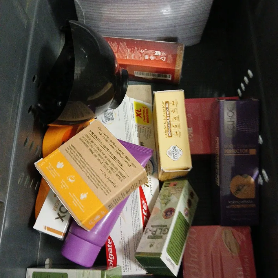 APPROXIMATELY 20 ASSORTED HEALTH & BEAUTY PRODUCTS TO INCLUDE CORSODYL MOUTHWASH, PACO RABANNE INVICTUS SHAMPOO, BOOTS DAILY MOISTURISING CREAM, ETC