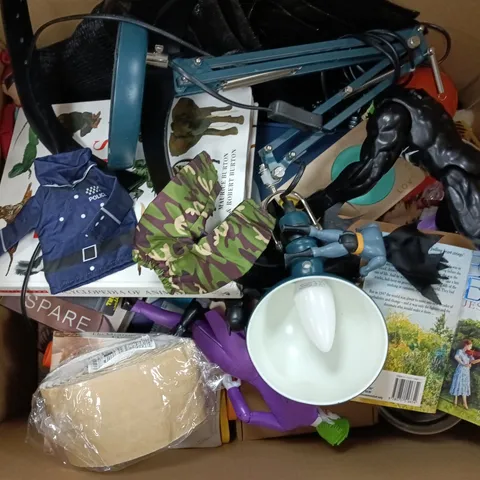 APPROXIMATELY 20 ASSORTED ITEMS TO INCLUDE BATMAN FIGURES, BOOKS, DESKLIGHT, ETC - COLLECTION ONLY