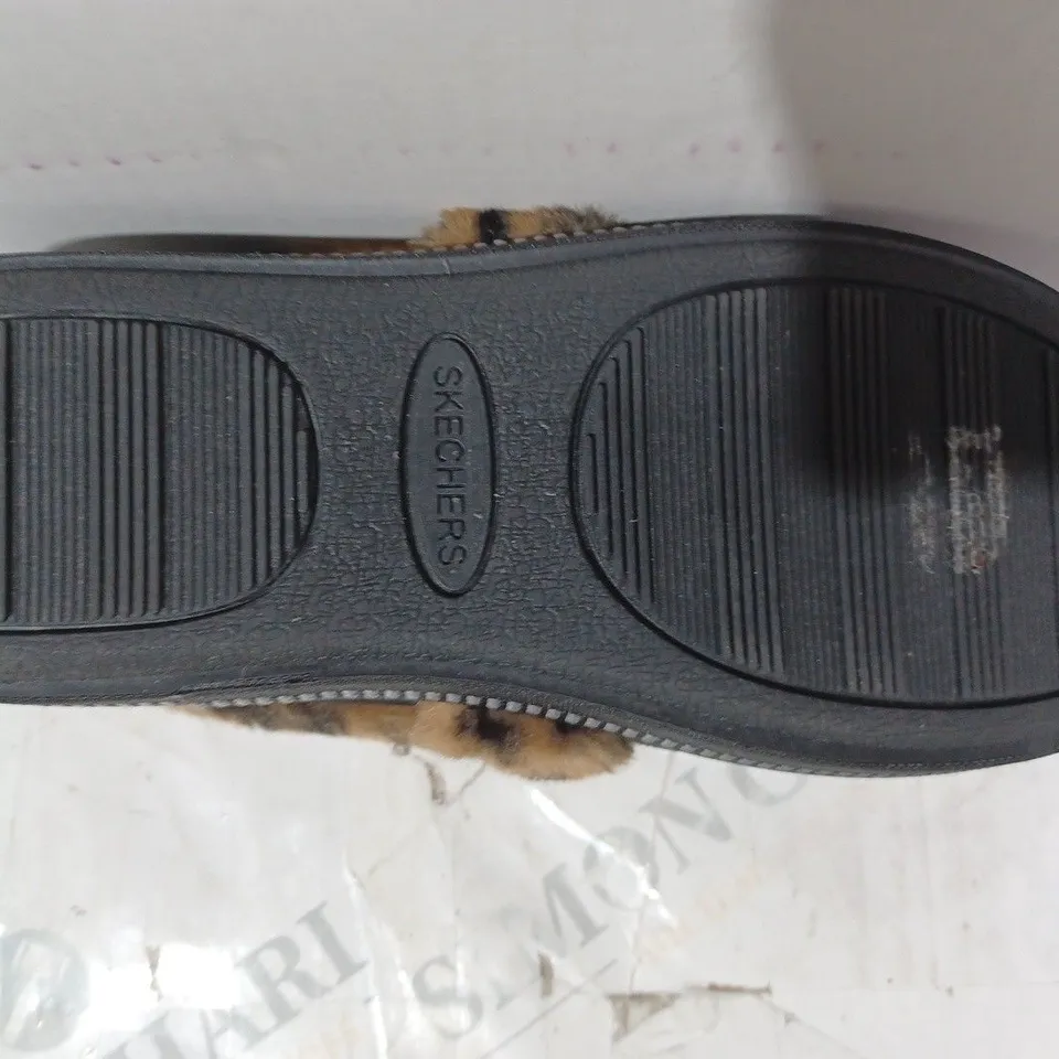 BOXED PAIR OF SKETCHERS FUR LINED LEOPARD SLIPPERS IN BLACK SIZE 4