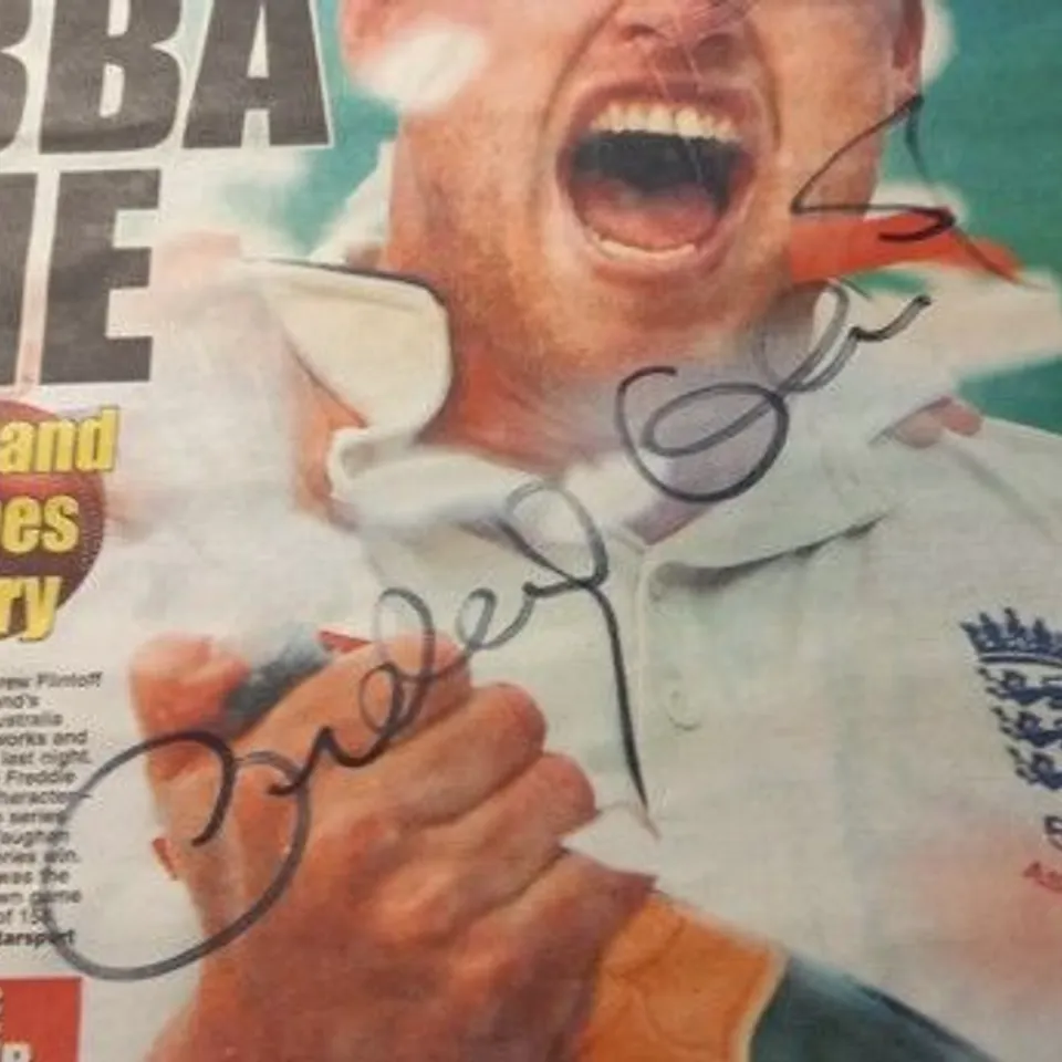 MOUNTED AND SIGNED DAILY STAR 'YABA DABBA DONE IT!' HEADLINE IN CELEBRATION OF ENGLANDS 2005 ASHES TRIUMPH