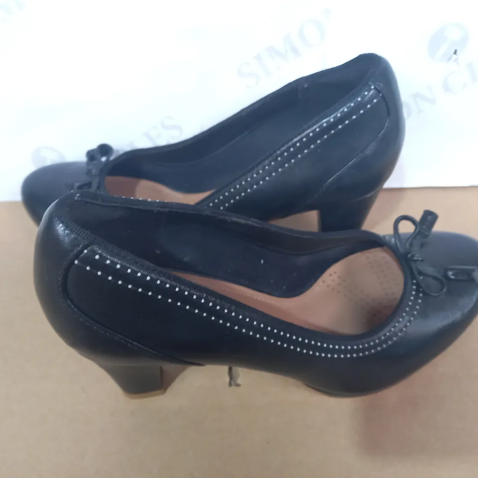 BOXED PAIR OF CLARKS HEELS IN BLACK UK SIZE 4.5