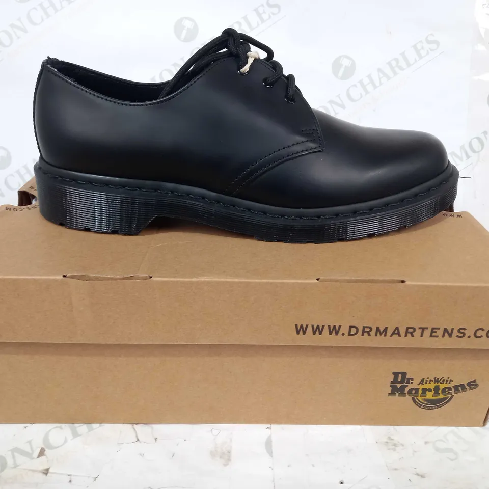 BOXED PAIR OF DR MARTENS 1461 MONO SHOES IN BLACK UK SIZE 9
