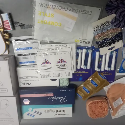 LOT OF APPROXIMATELY 20 ASSORTED HEALTH AND BEAUTY ITEMS TO INCLUDE BEAUTY NECK IMPORTERS, HAIR SCRUNCHIES AND REPLACEMENT BRUSHES