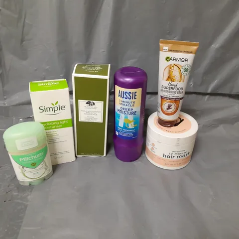 APPROXIMATELY 20 ASSORTED COSMETICS PRODUCTS TO INCLUDE - SIMPLE MOISTURISER - MITCHUM DEODORANT STICK - GARNIER SUPERFOOD HAND CREAM - ETC