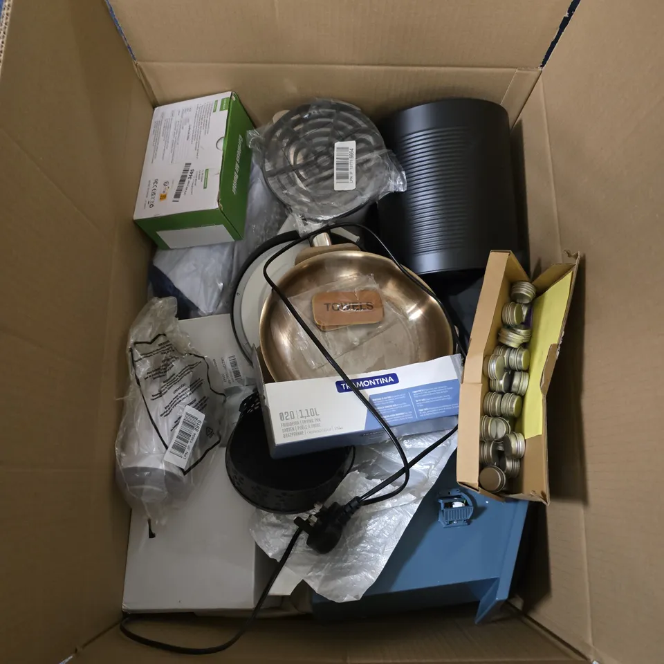 BOX OF APPROXIMATELY 10 ASSORTED HOUSEHOLD GOODS TO INCLUDE FRYING PAN , ALARM CLOCKS , WALL CLOCK , ETC 
