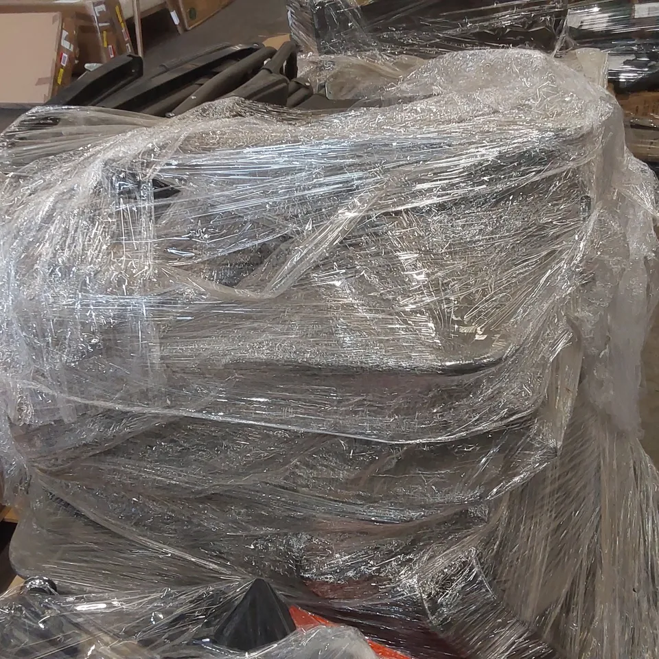 PALLET CONTAINING A LARGE QUANTITY OF SUN LOUNGERS/GARDEN CHAIRS ECT